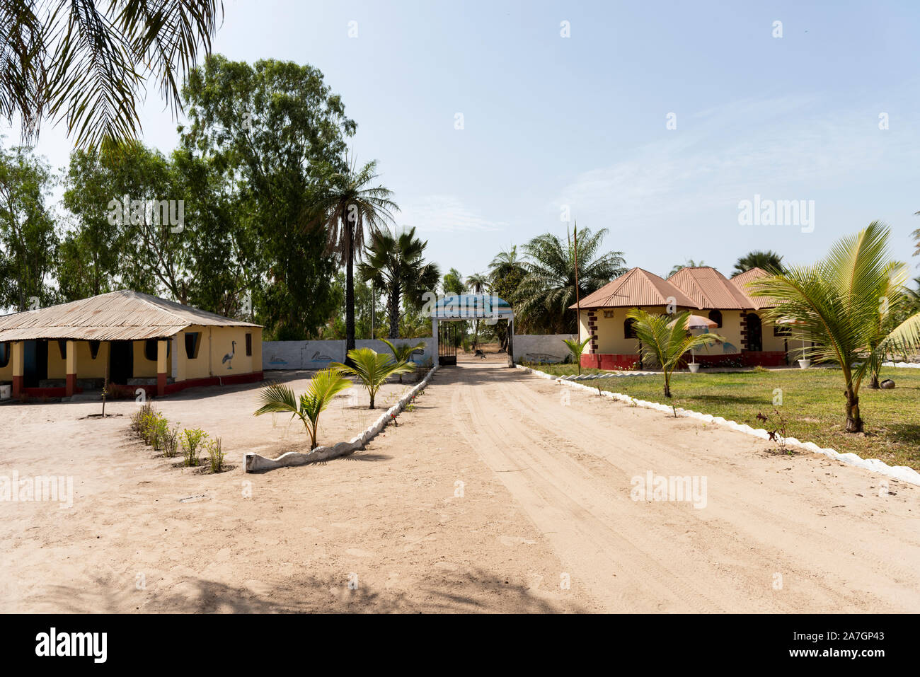 Eintritt zur Wunderland Lodge, Kubuneh Village, Gambia, Westafrika. Stockfoto