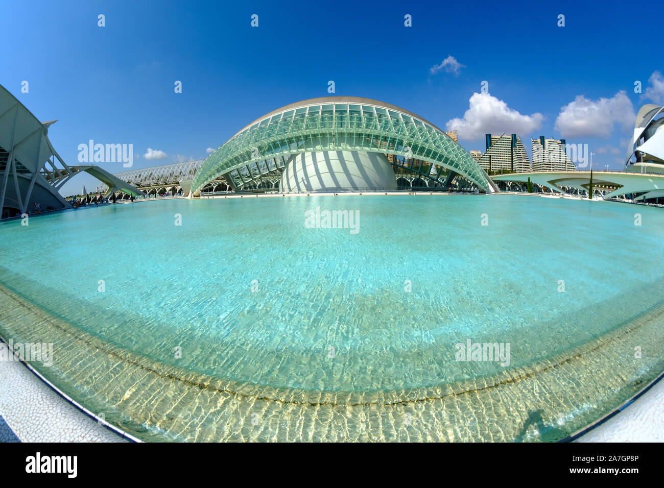 L'Hemisferic in der Stadt der Künste und Wissenschaften in Valencia, Spanien (Fischaugenobjektiv) Stockfoto