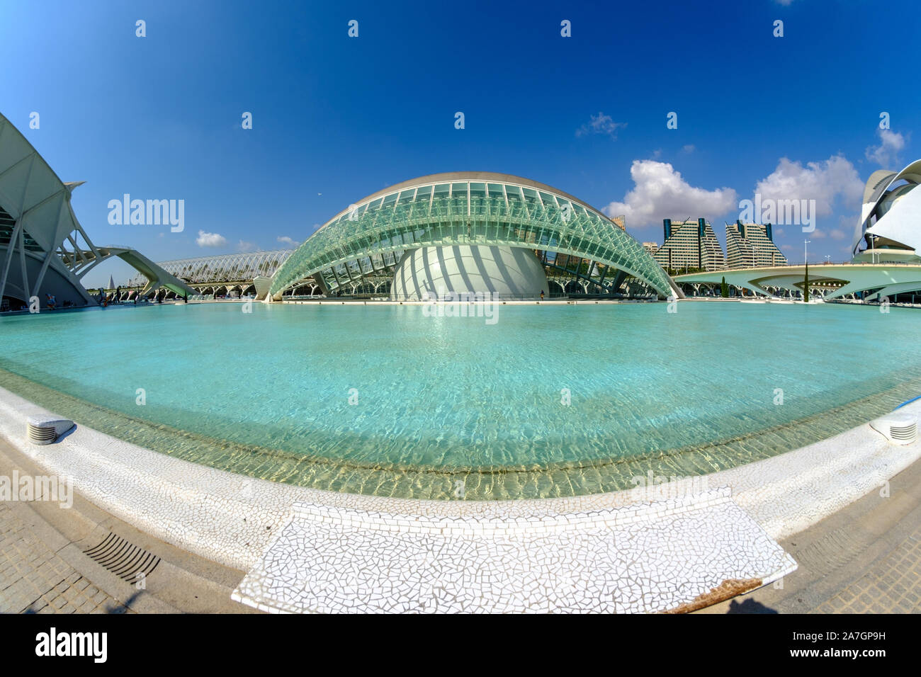L'Hemisferic in der Stadt der Künste und Wissenschaften in Valencia, Spanien (Fischaugenobjektiv) Stockfoto