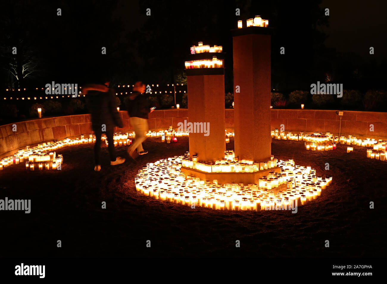 Motala, Schweden Motala 20191102 Friedhof, wenn viele wurden vor Ort Kerzen an Allerheiligen, am Samstag. Allerheiligen, Festum omnium sanctorum oder Dominica In natali Sanctorum, ist eine christliche Fest feiern zu Ehren der Märtyrer und Heiligen. Foto Jeppe Gustafsson Stockfoto