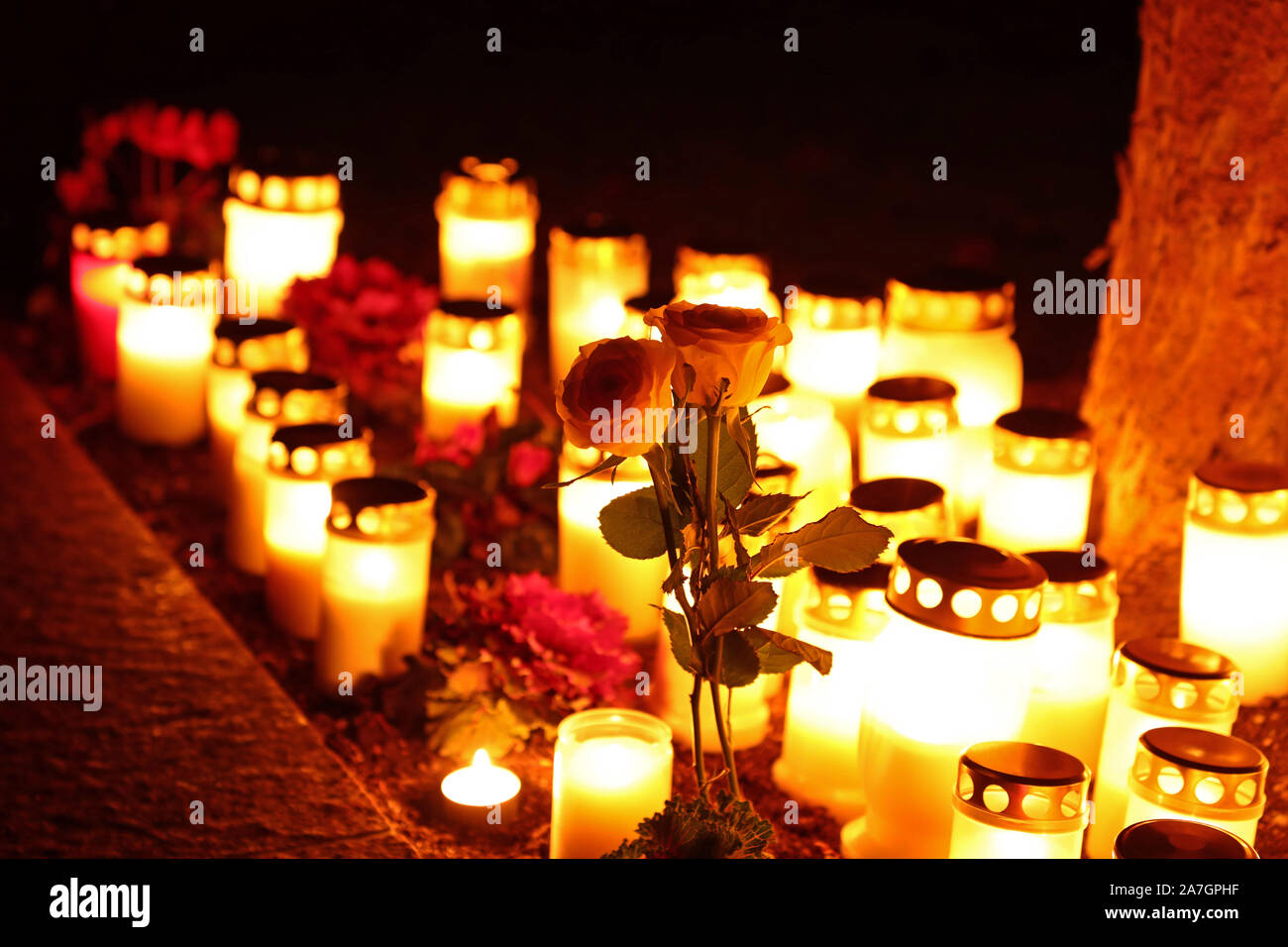 Motala, Schweden Motala 20191102 Friedhof, wenn viele wurden vor Ort Kerzen an Allerheiligen, am Samstag. Allerheiligen, Festum omnium sanctorum oder Dominica In natali Sanctorum, ist eine christliche Fest feiern zu Ehren der Märtyrer und Heiligen. Foto Jeppe Gustafsson Stockfoto