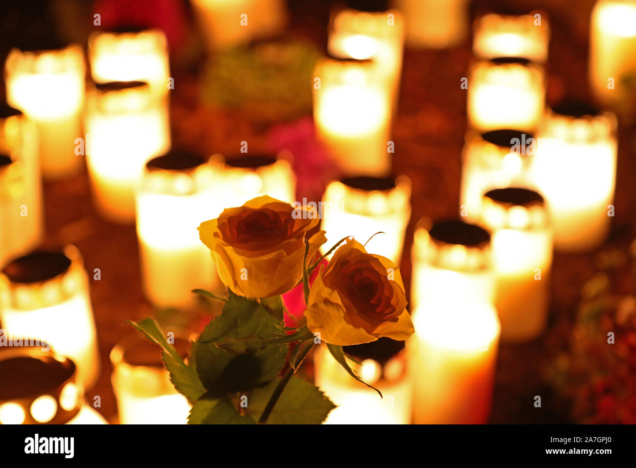 Motala, Schweden Motala 20191102 Friedhof, wenn viele wurden vor Ort Kerzen an Allerheiligen, am Samstag. Allerheiligen, Festum omnium sanctorum oder Dominica In natali Sanctorum, ist eine christliche Fest feiern zu Ehren der Märtyrer und Heiligen. Foto Jeppe Gustafsson Stockfoto