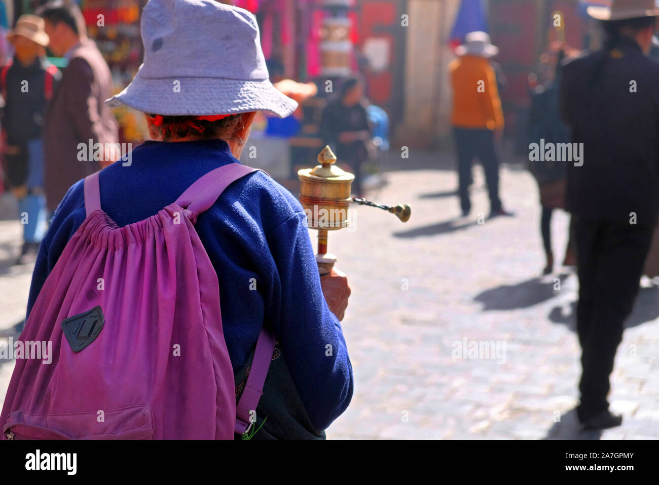 Die Menschen gekleidet in traditionelle Kleidung wandern und Beten auf den alten Straßen von Lhasa, Tibet. Stockfoto