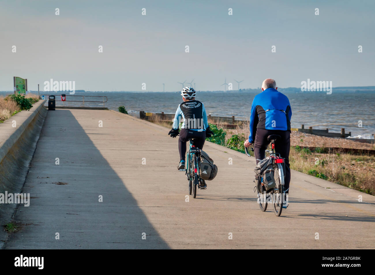 Paar, Radfahrer, Saxon Shore, Swalecliffe, nahe, Herne Bay, Kent Stockfoto