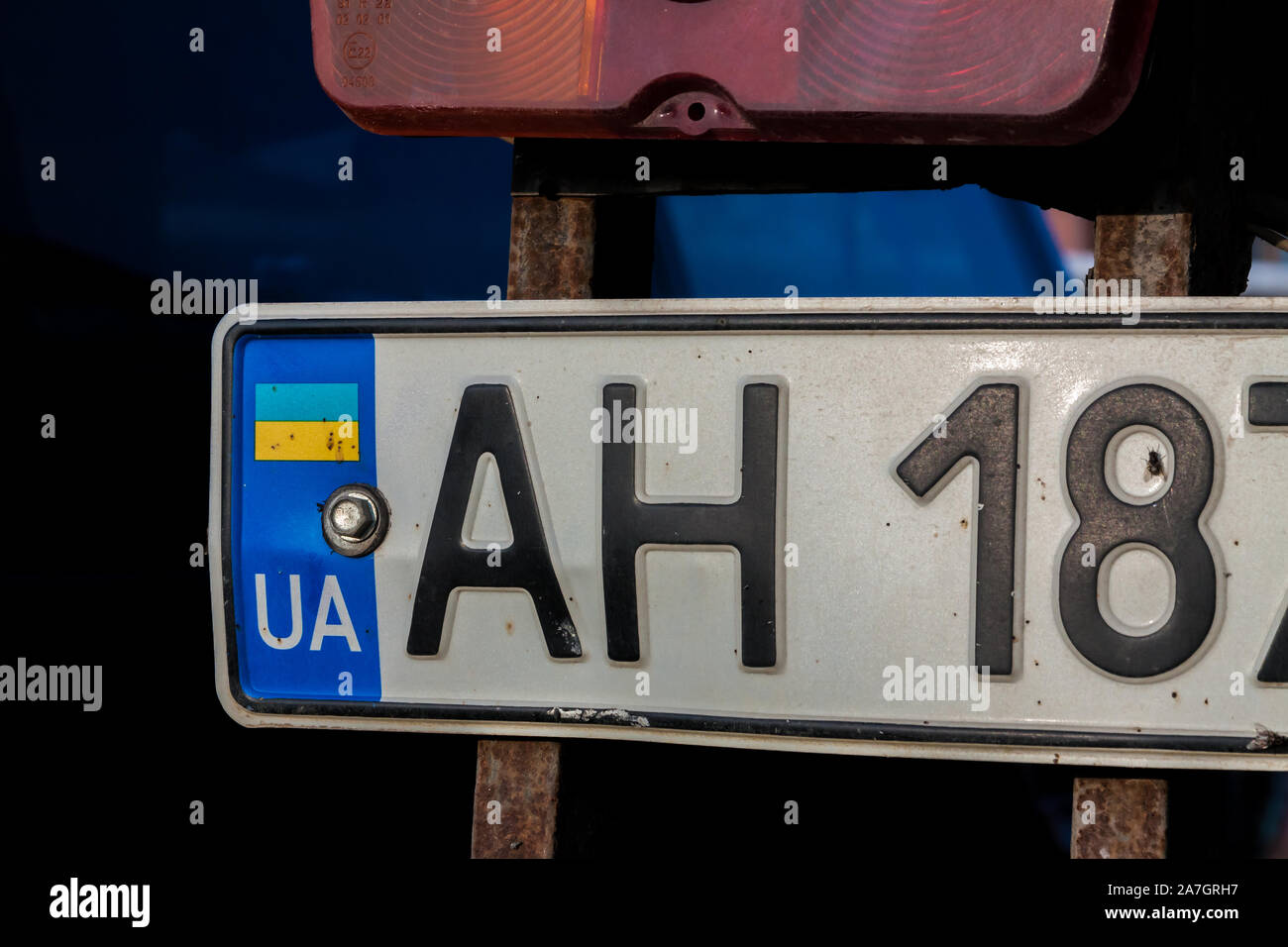 Ein Auto mit Kennzeichen aus der Ukraine Stockfoto