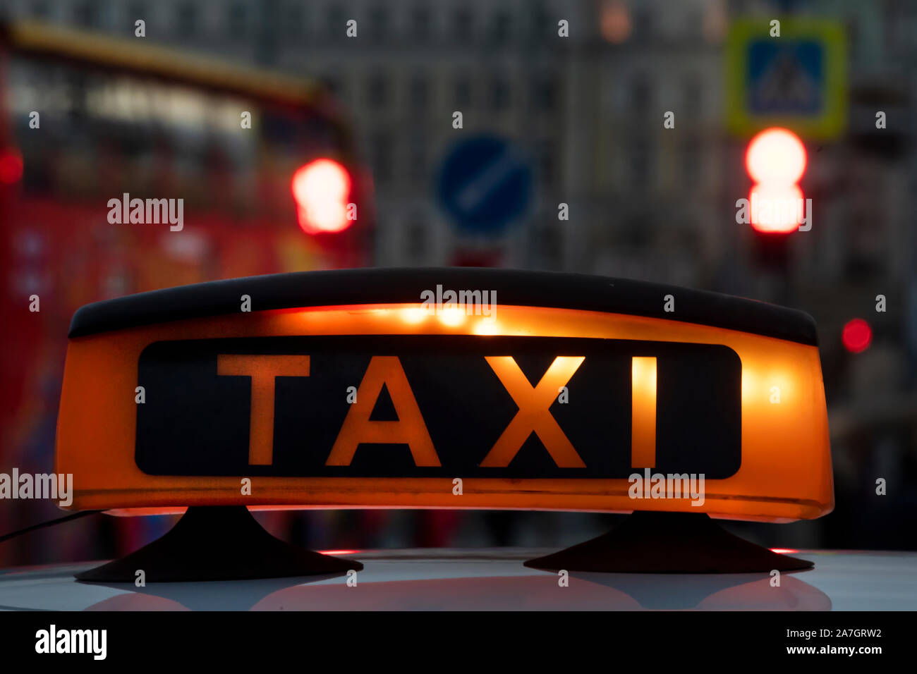 Taxi Schild auf dem Dach eines Autos im Zentrum einer Stadt Stockfoto