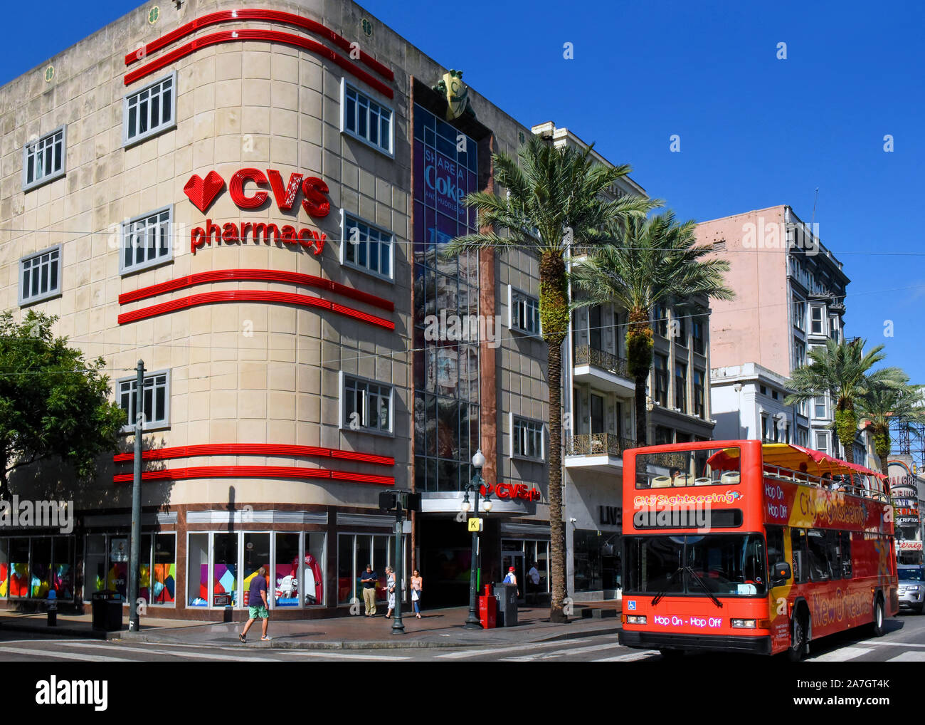 New Orleans, LA, USA - 26. September 2019: Die Ecke von der Bourbon Street und Canal mit einem CVS Apotheke und ein Double Decker Hop on-Hop off Sightseeing Bus. Stockfoto