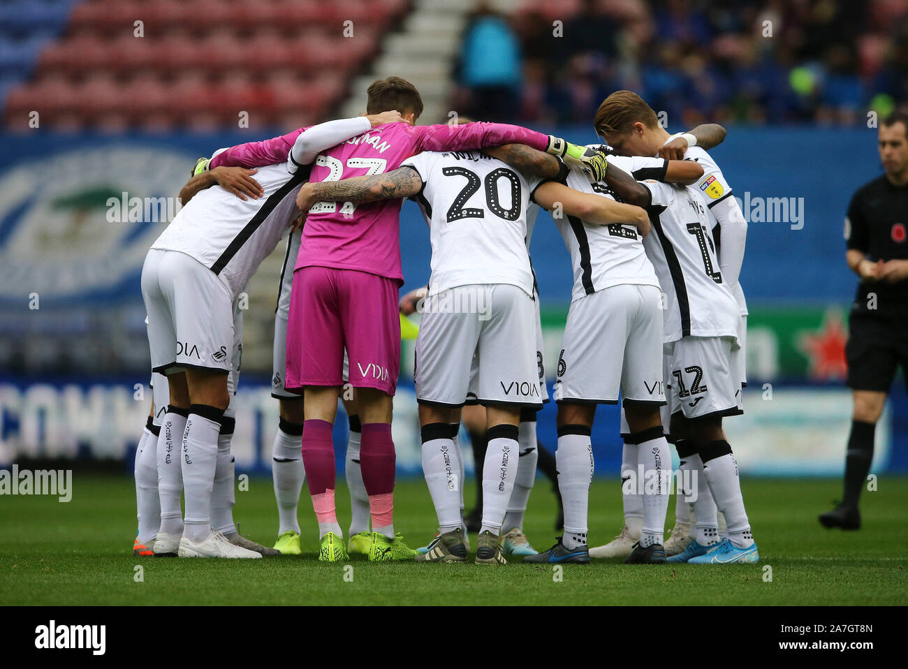 Wigan, Großbritannien. 02 Nov, 2019. Die Swansea City team Spieler im Team huddle bereit für den Kick off. EFL Skybet championship Match, Wigan Athletic v Swansea City bei der DW Stadion in Wigan, Lancashire am Samstag, den 2. November 2019. Dieses Bild dürfen nur für redaktionelle Zwecke verwendet werden. Nur die redaktionelle Nutzung, eine Lizenz für die gewerbliche Nutzung erforderlich. Keine Verwendung in Wetten, Spiele oder einer einzelnen Verein/Liga/player Publikationen. pic von Chris Stading/Andrew Orchard sport Fotografie/Alamy Live news Credit: Andrew Orchard sport Fotografie/Alamy leben Nachrichten Stockfoto