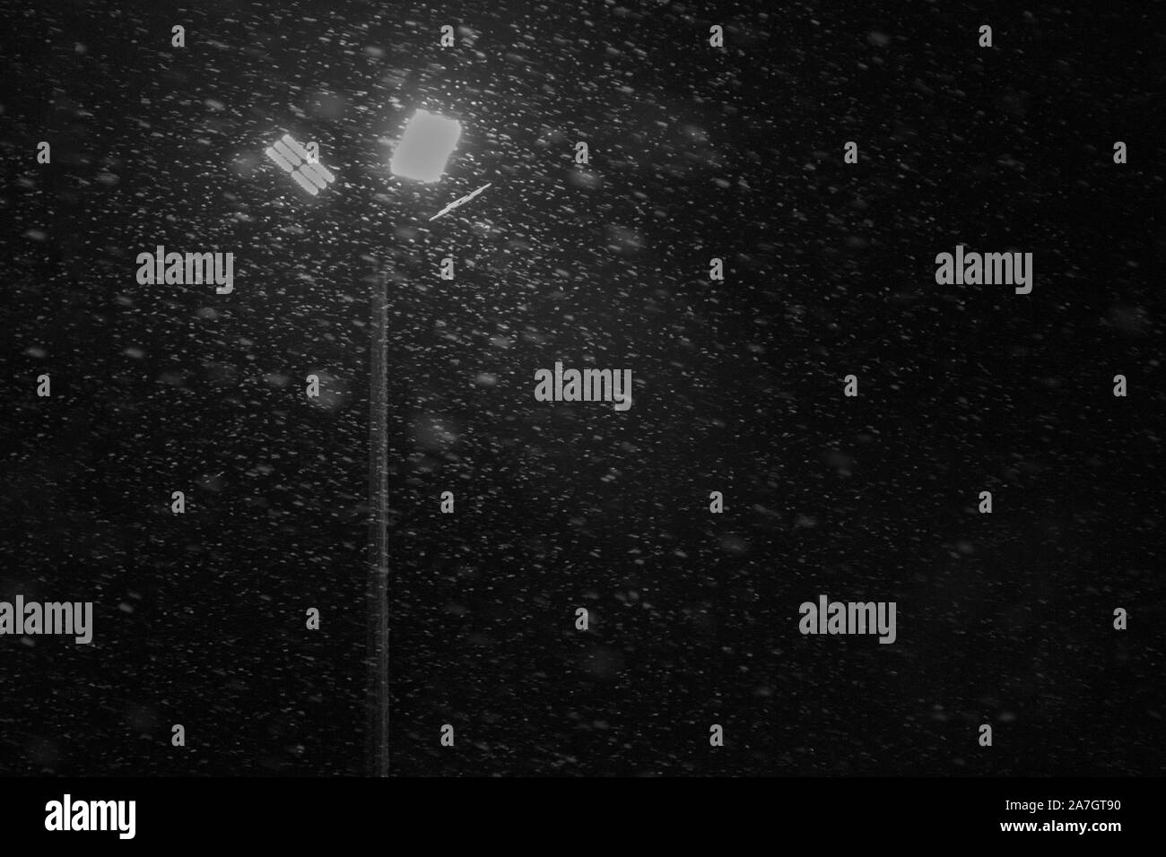 Nacht Schnee leuchtet die Laterne, Stockfoto