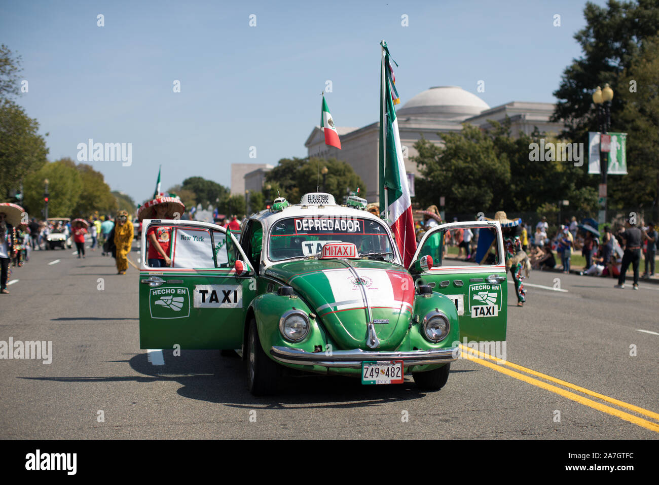 Washington DC, USA - 21. September 2019: Die Fiesta DC, Mexikanischen Käfer Taxi, die Mexikanische Flaggen während der Parade Stockfoto