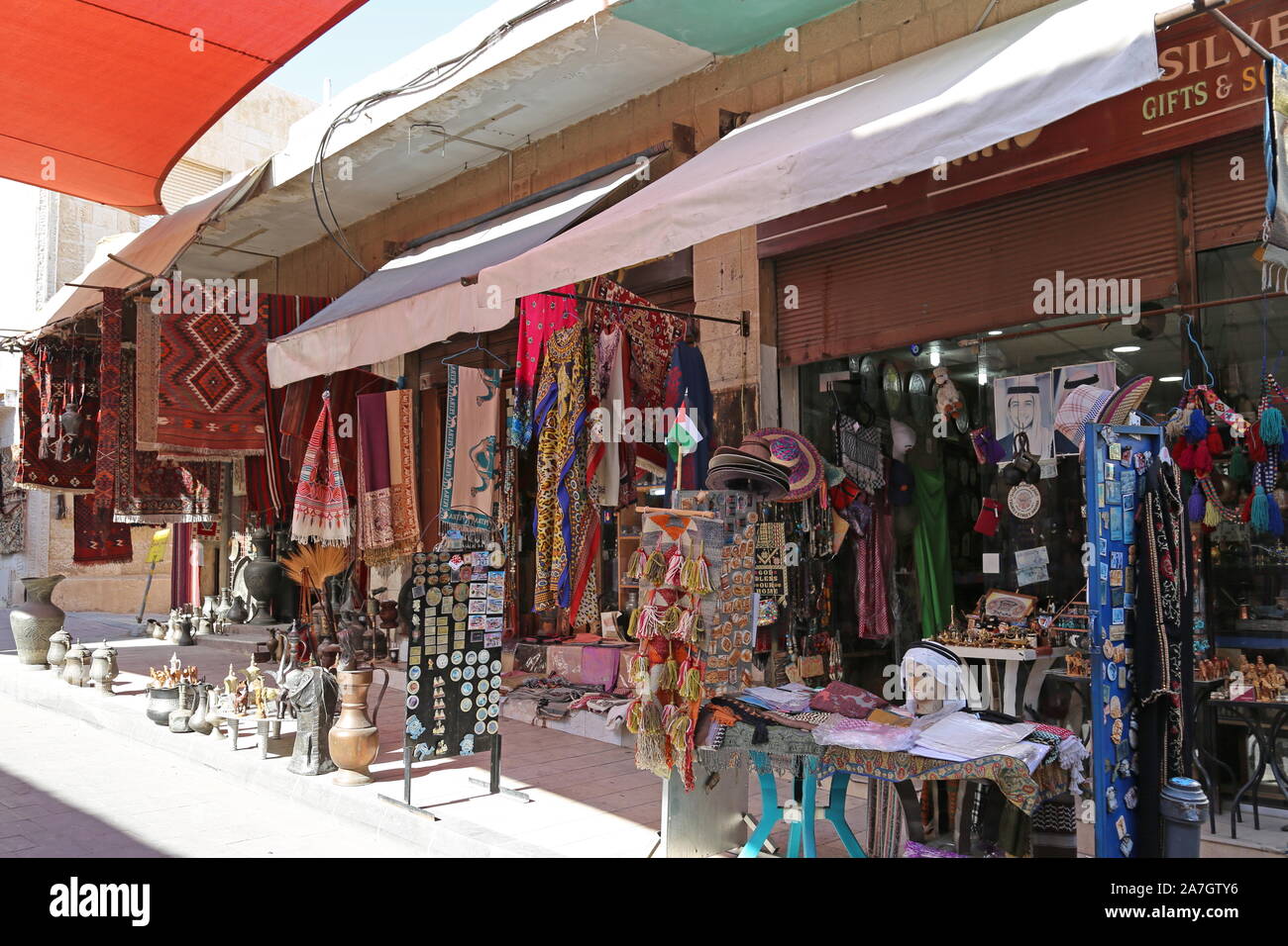 Souvenirshop, Al Hussein Bin Ali Street, Madaba, Madaba Governorate, Jordanien, Naher Osten Stockfoto