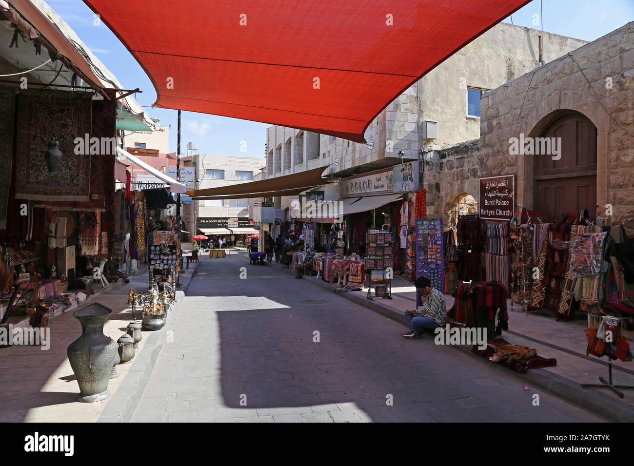 Souvenirläden und verbrannten Palast, Al Hussein Bin Ali Street, Madaba, Madaba Governorate, Jordanien, Naher Osten Stockfoto
