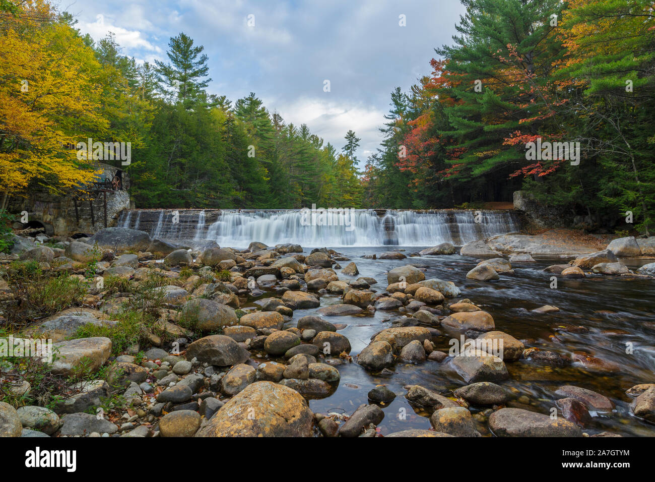 Parker Damm entlang der Pemigewasset River in North Woodstock, New Hampshire an einem bewölkten Herbst Tag. Dies ist der Standort einer alten Mühle zurück. Stockfoto