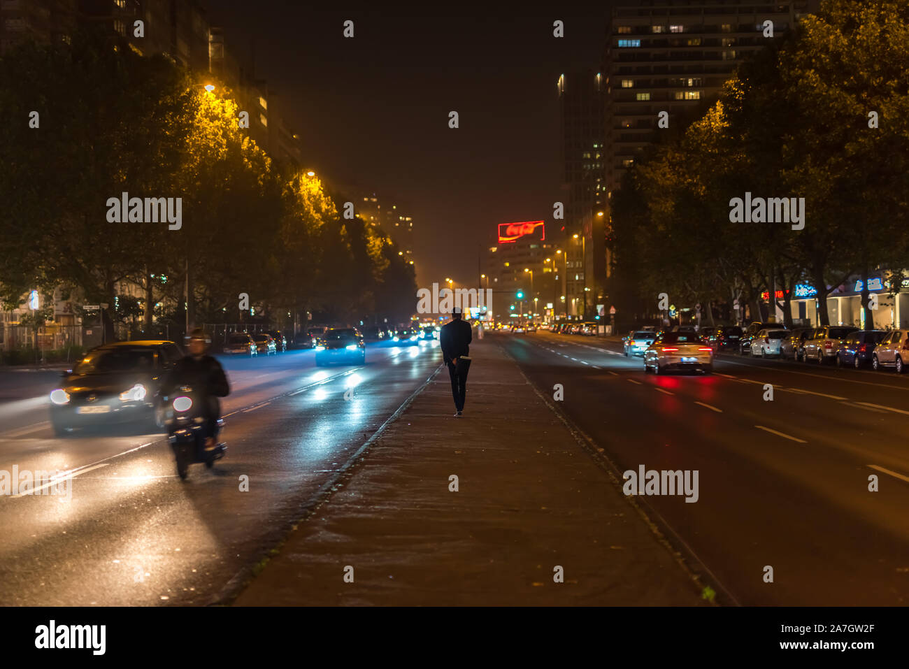 Eine einzelne Person in der Nacht in Berlin in der Mitte einer Straße Stockfoto