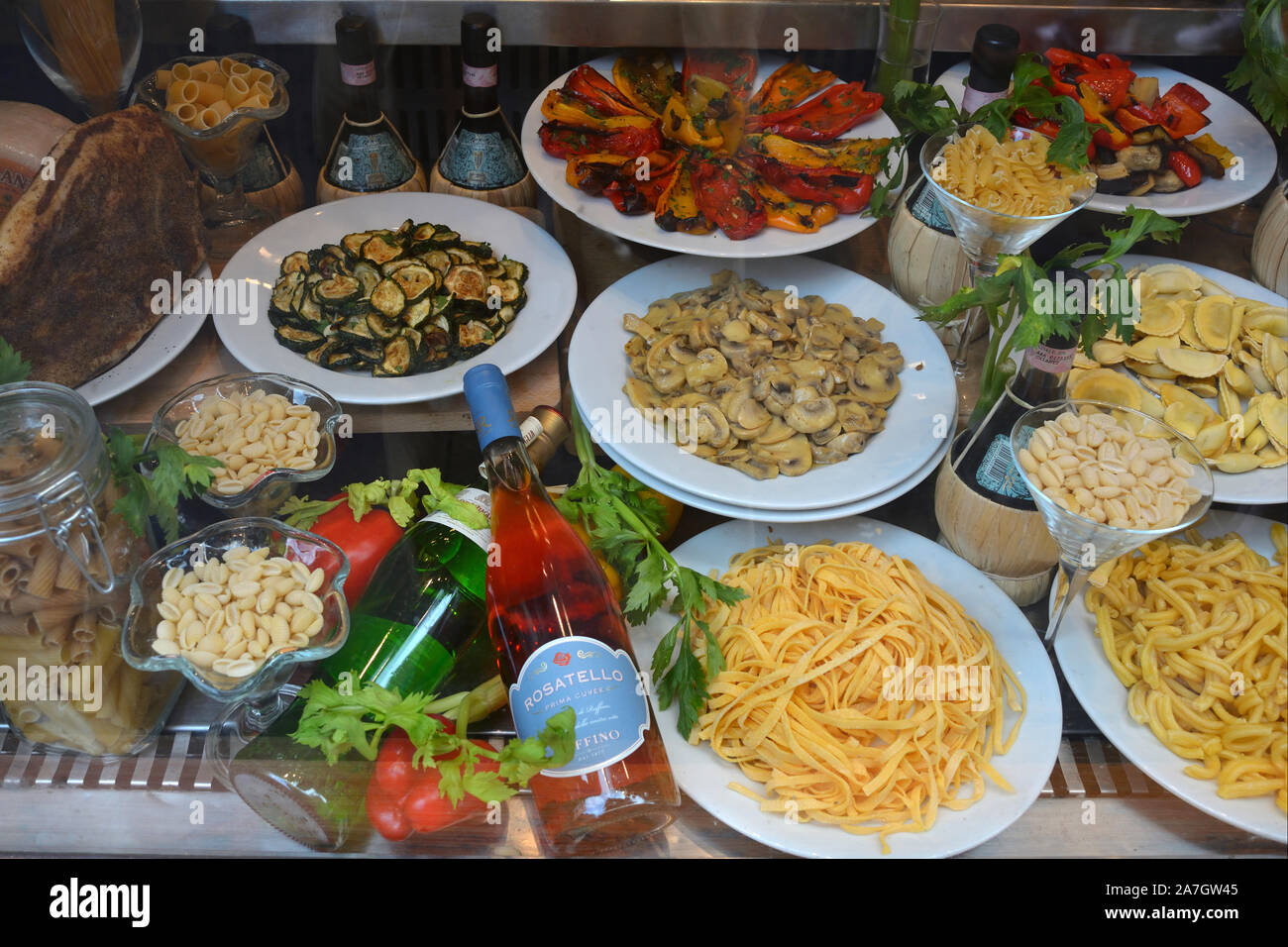 Lebensmittel aus Italien auf einem Markt in Rom - Italien. Stockfoto