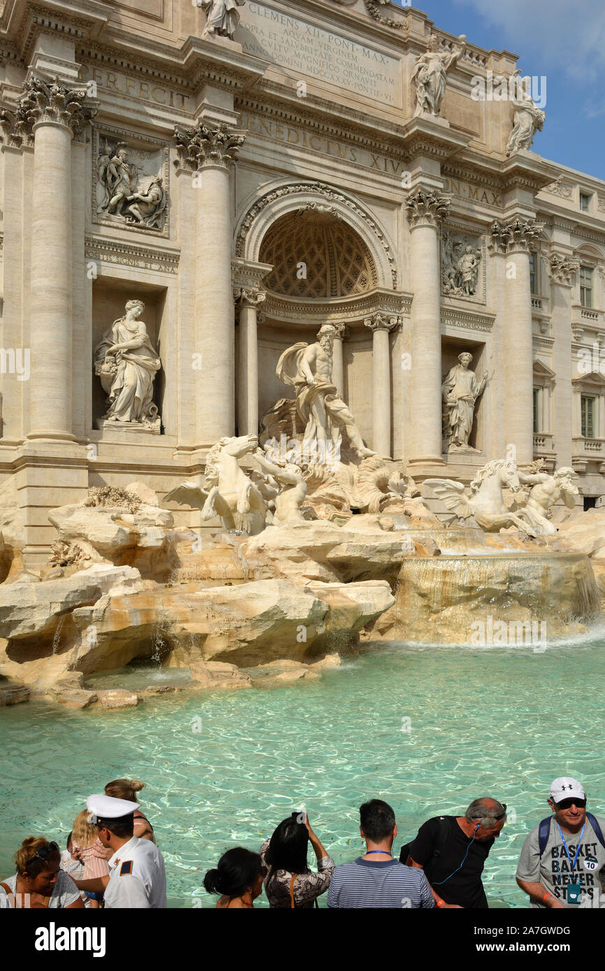 Touristen am Trevi Brunnen auf der Piazza di Spagna in Rom - Italien. Stockfoto