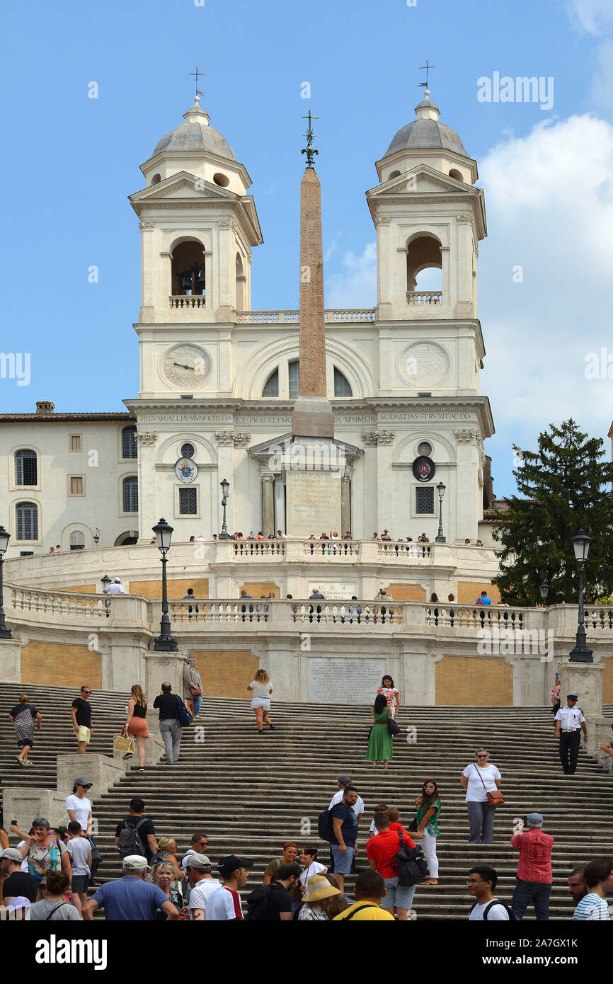 Touristen auf der Spanischen Treppe an der Piazza di Spagna in Rom mit der Kirche Trinita dei Monti - Italien. Stockfoto