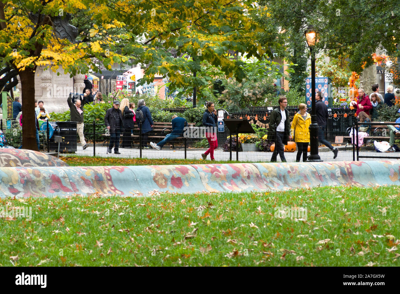 Menschen genießen einen schönen Herbsttag im Madison Square Park, New York, USA Stockfoto