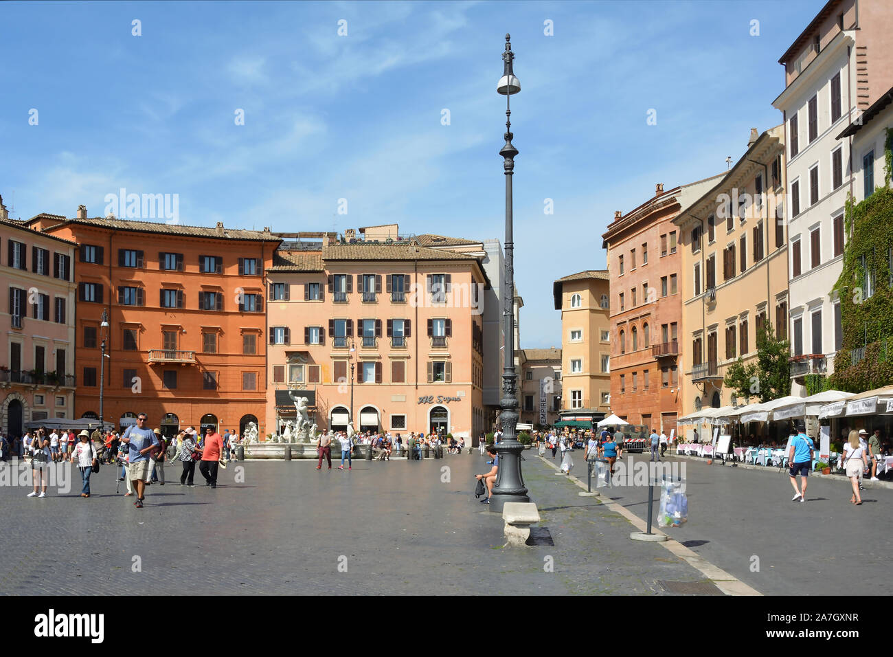 Touristen auf der Piazza Navona in der italienischen Hauptstadt Rom - Italien. Stockfoto