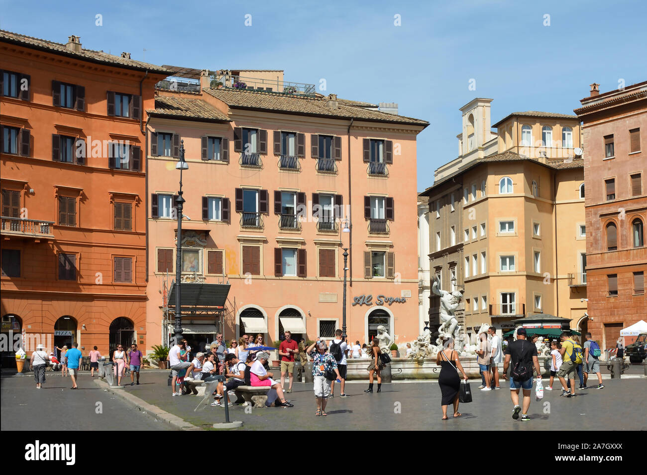 Touristen auf der Piazza Navona in der italienischen Hauptstadt Rom - Italien. Stockfoto