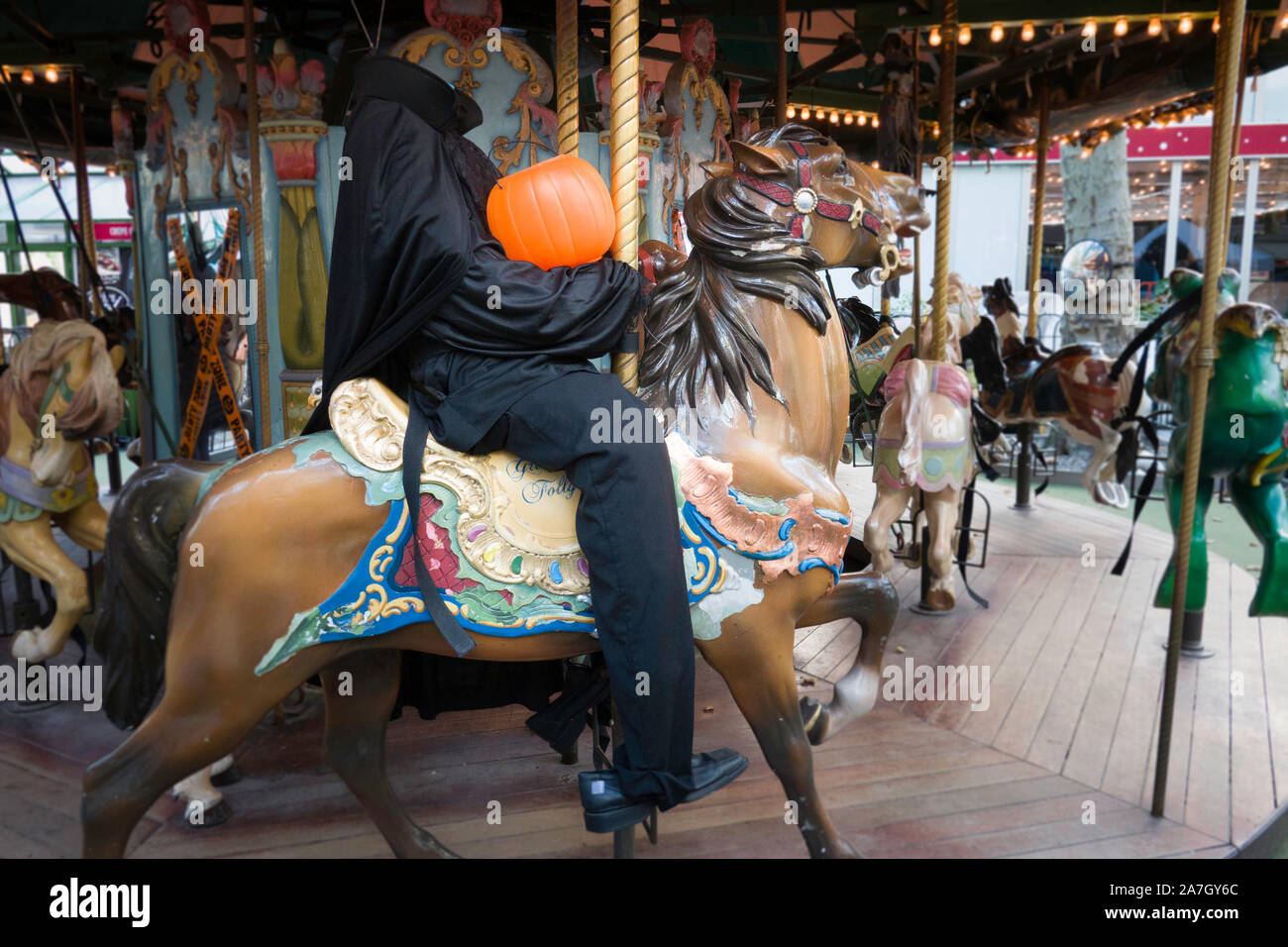 Kopflosen Reiter Halloween Dekoration auf die Le Carrousel im Bryant Park, New York City, USA Stockfoto