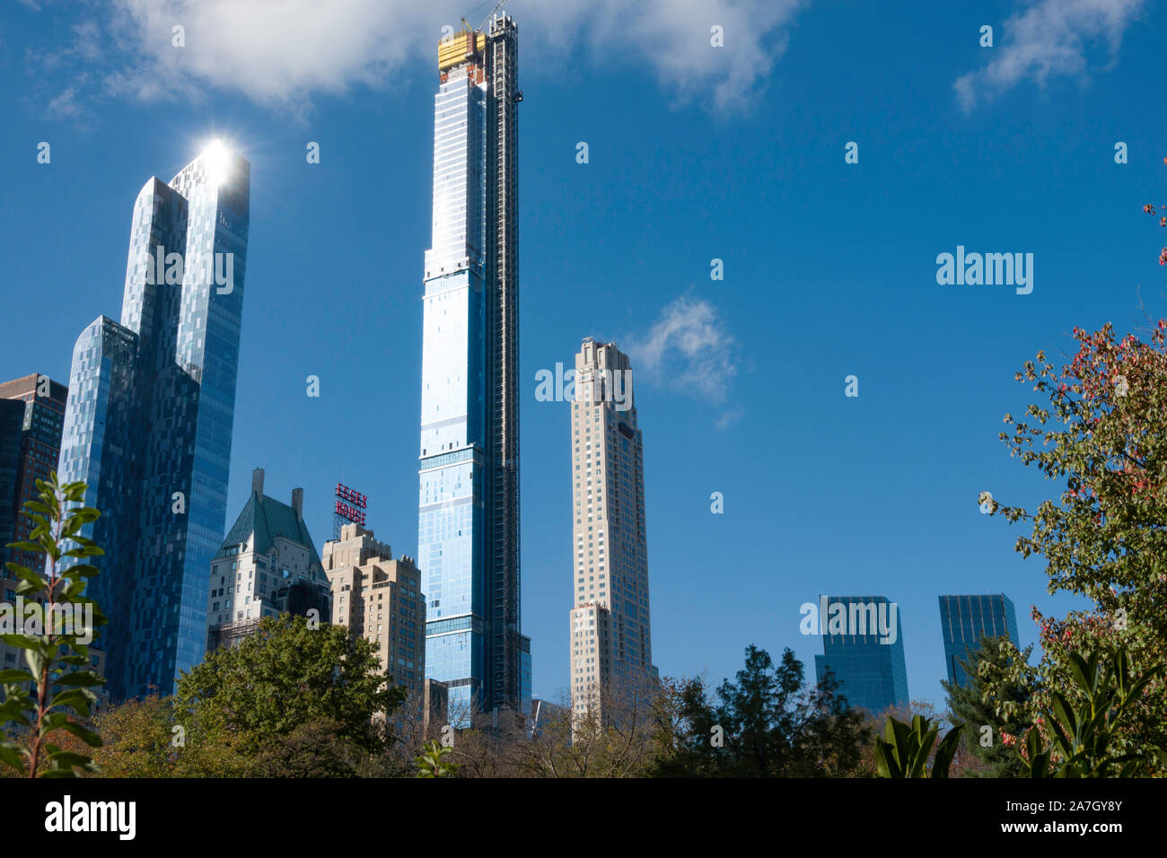 Wolkenkratzer als vom Central Park gesehen, darunter 220 Central Park South, New York City, USA Stockfoto