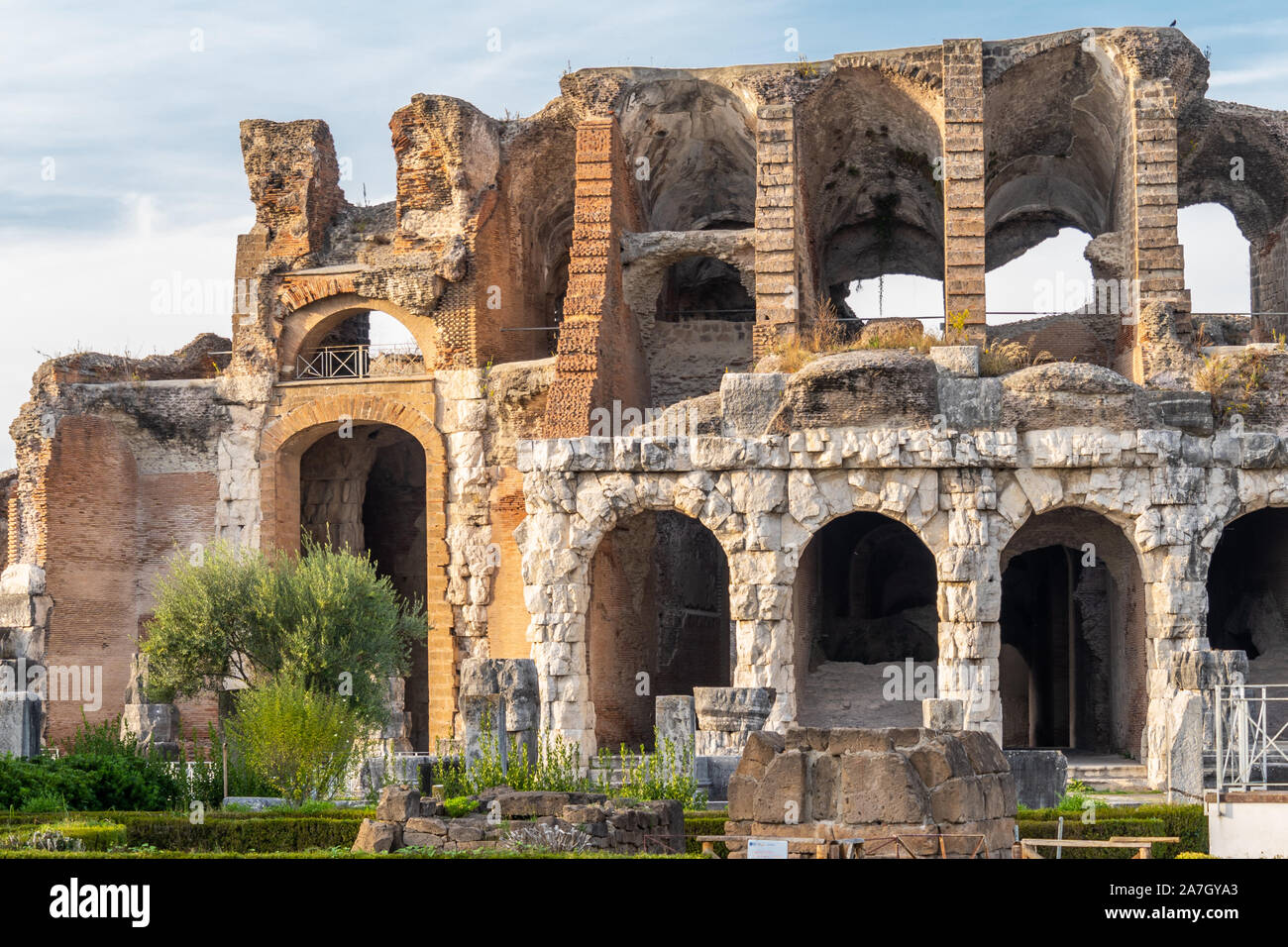 Die Ruinen der römischen Amphitheater im antiken Capua, Caserta, Süditalien befindet. Die zweite größte römische Amphitheater in Italien Stockfoto