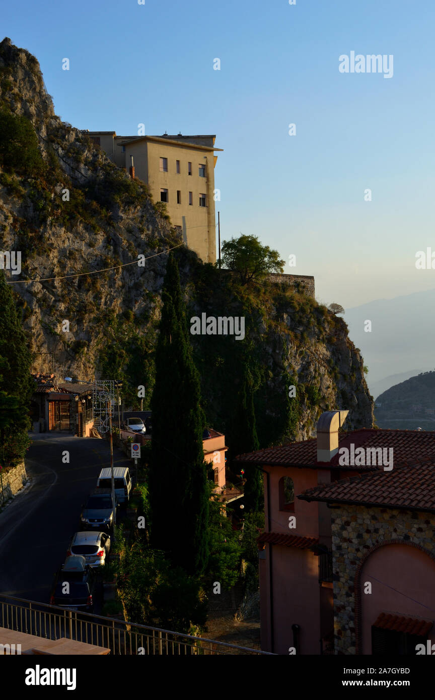 Castelmola, Toscana, Italien - August 2019: Sonnenuntergang in Castelmola und Bilder von Ätna und Taormina montieren Stockfoto