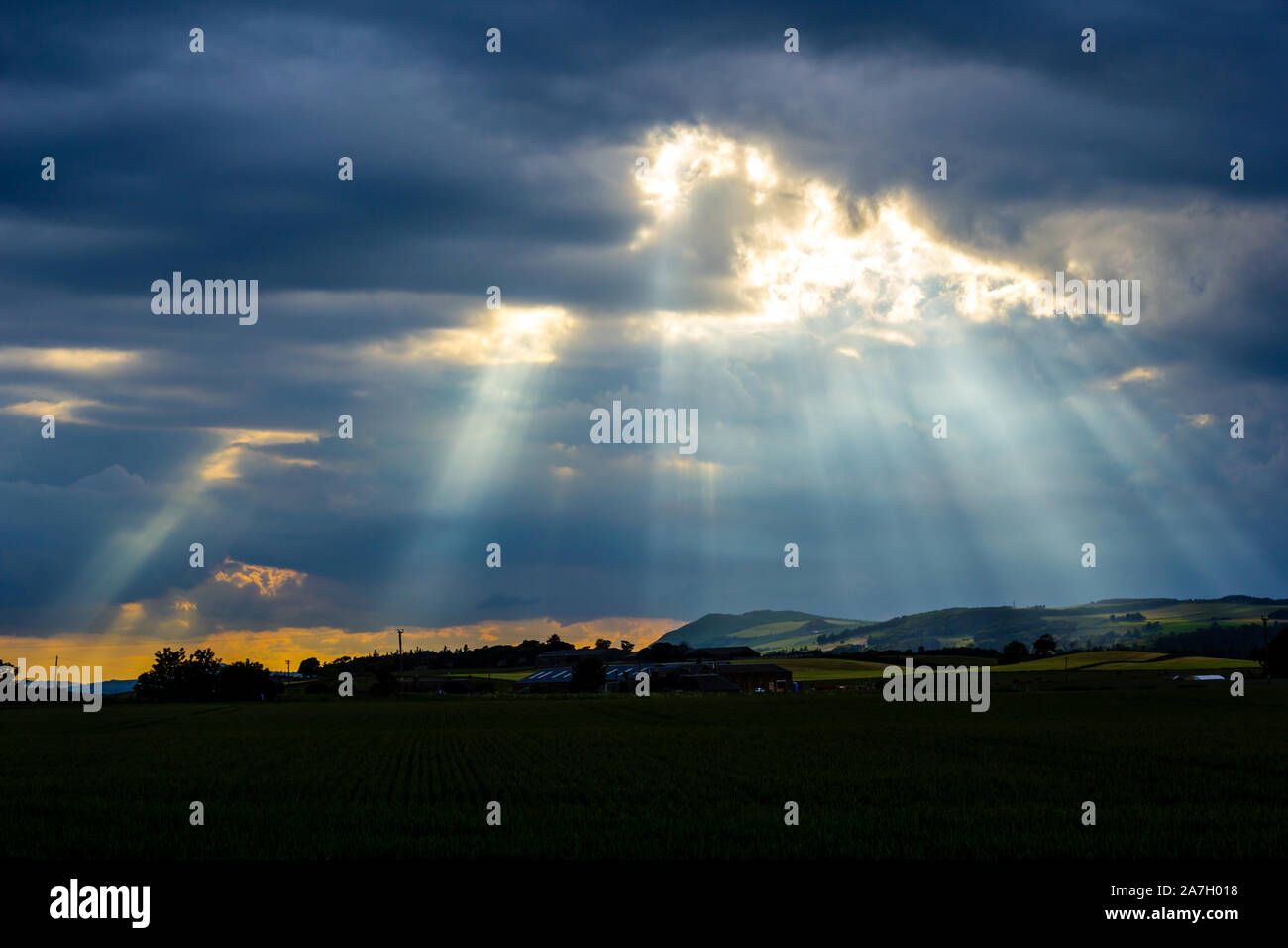 Strahlen der Sonne am Abendhimmel in Schottland Stockfoto