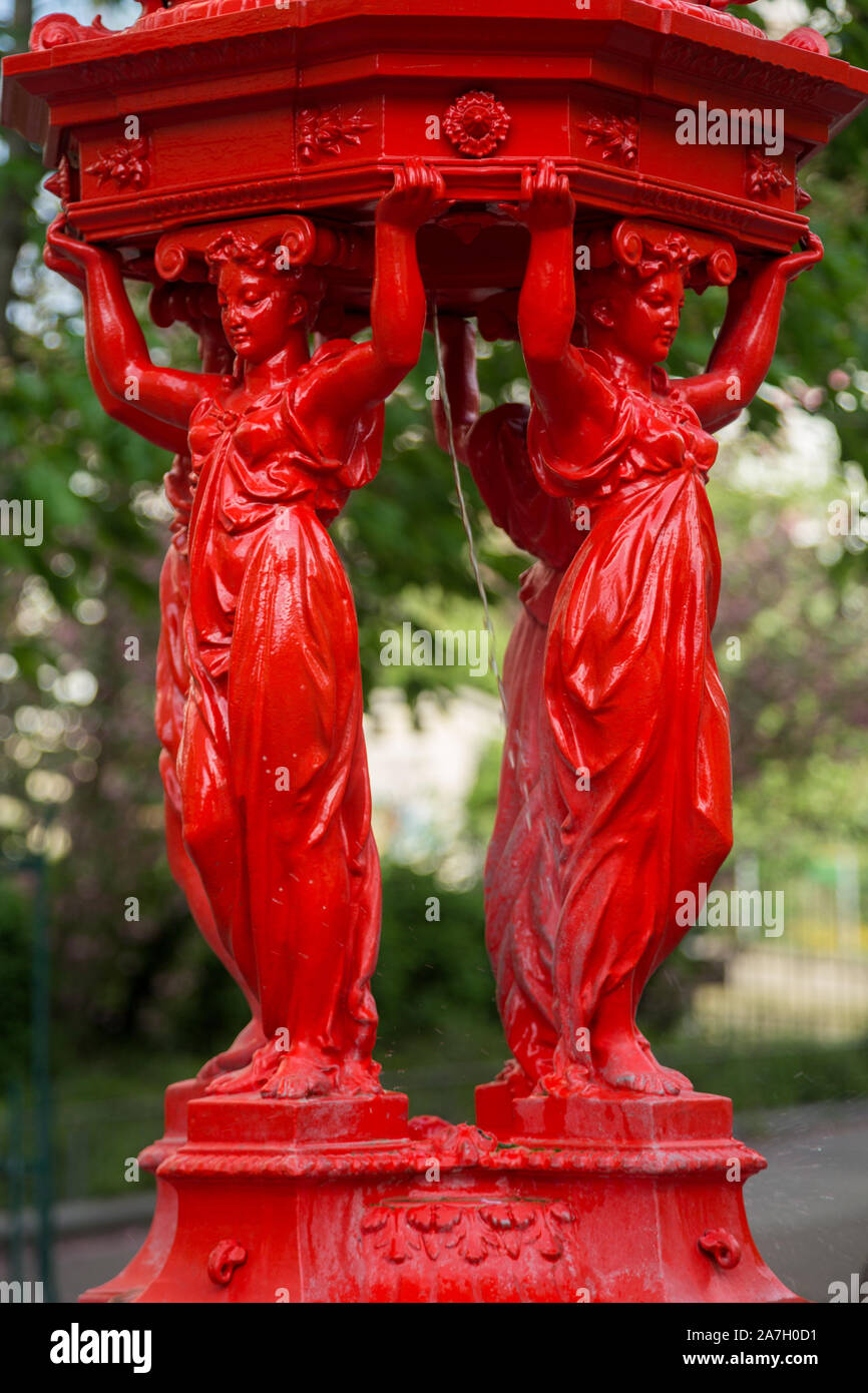 Wallace Brunnen, in verschiedenen Teilen von Paris gefunden. Aus Gusseisen. in Form von 4 Frauen (karyatiden), Einfachheit, Nächstenliebe, Barmherzigkeit ein Stockfoto