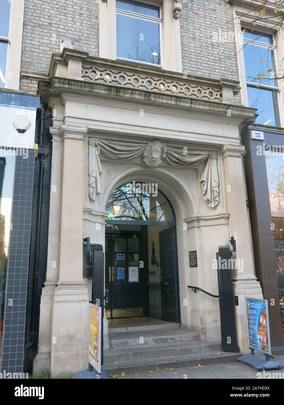 Die reich verzierten Eingang auf dem Leinen Halle Bibliothek, Belfast älteste Bibliothek jetzt auf Donegall Square North, Belfast. Stockfoto