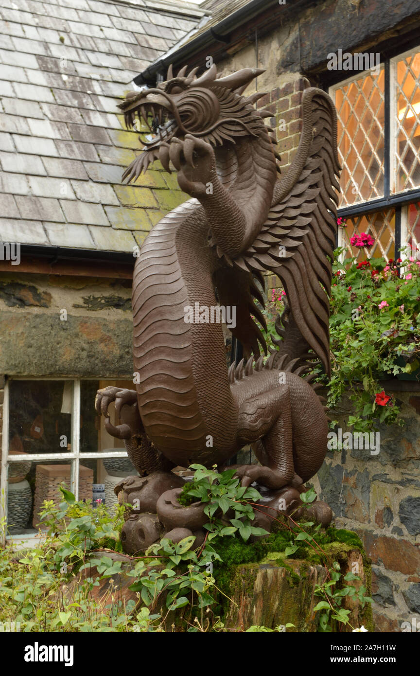 Geschnitzte walisische Drachenskulptur vor einem Geschäft in Beddgelert, Snowdonia, Wales, 30. Oktober 2019 Stockfoto