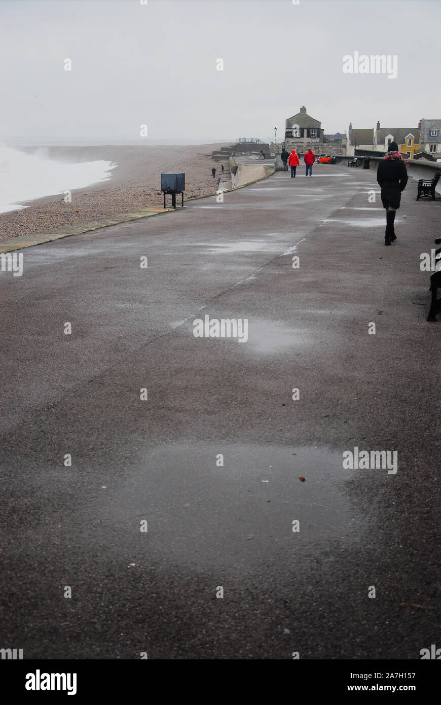 Chesil Beach. UK Wetter. 2. November 2019. Menschen strömen zu Chesil Beach, Portland, wo 60 mp Winde und Regen Teig der Küste. Credit: stuart Hartmut Ost/Alamy leben Nachrichten Stockfoto