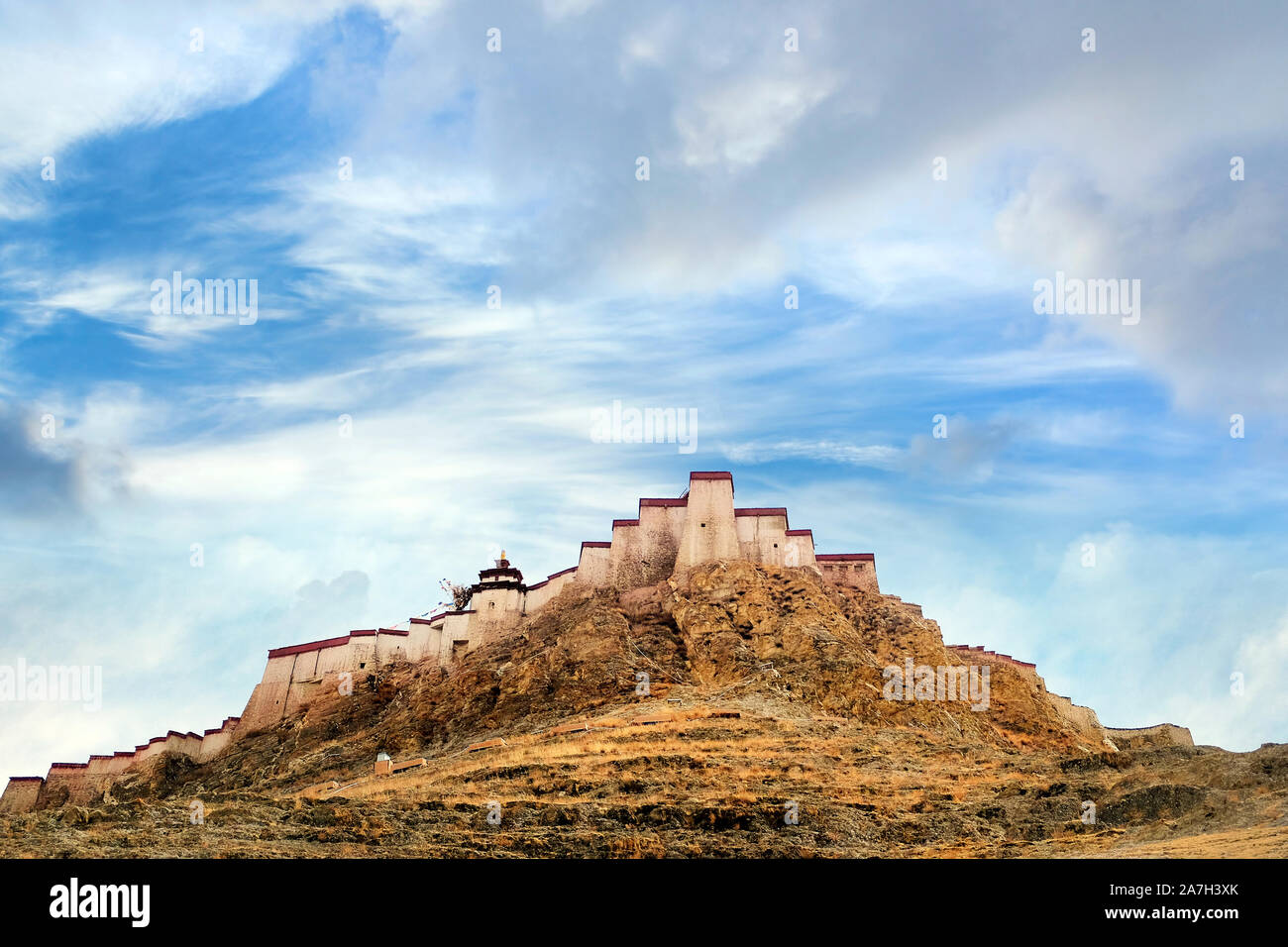 Ansicht des Tibetischen Festung von Gyantse, gegen ein blauer Himmel mit weißen Wolken bedeckt. Stockfoto