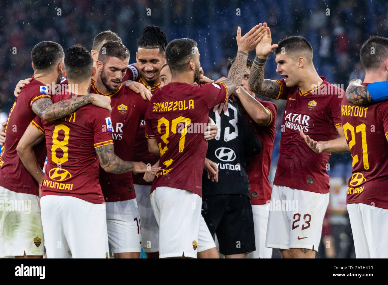 Als Roma Spieler feiern nach dem Abpfiff des Gleichen während einer italienischen Fußball Match zwischen AS Roma und SSC Napoli im Stadio Olimpico in Rom. (Endstand; AS Roma 2:1 SSC Neapel) Stockfoto