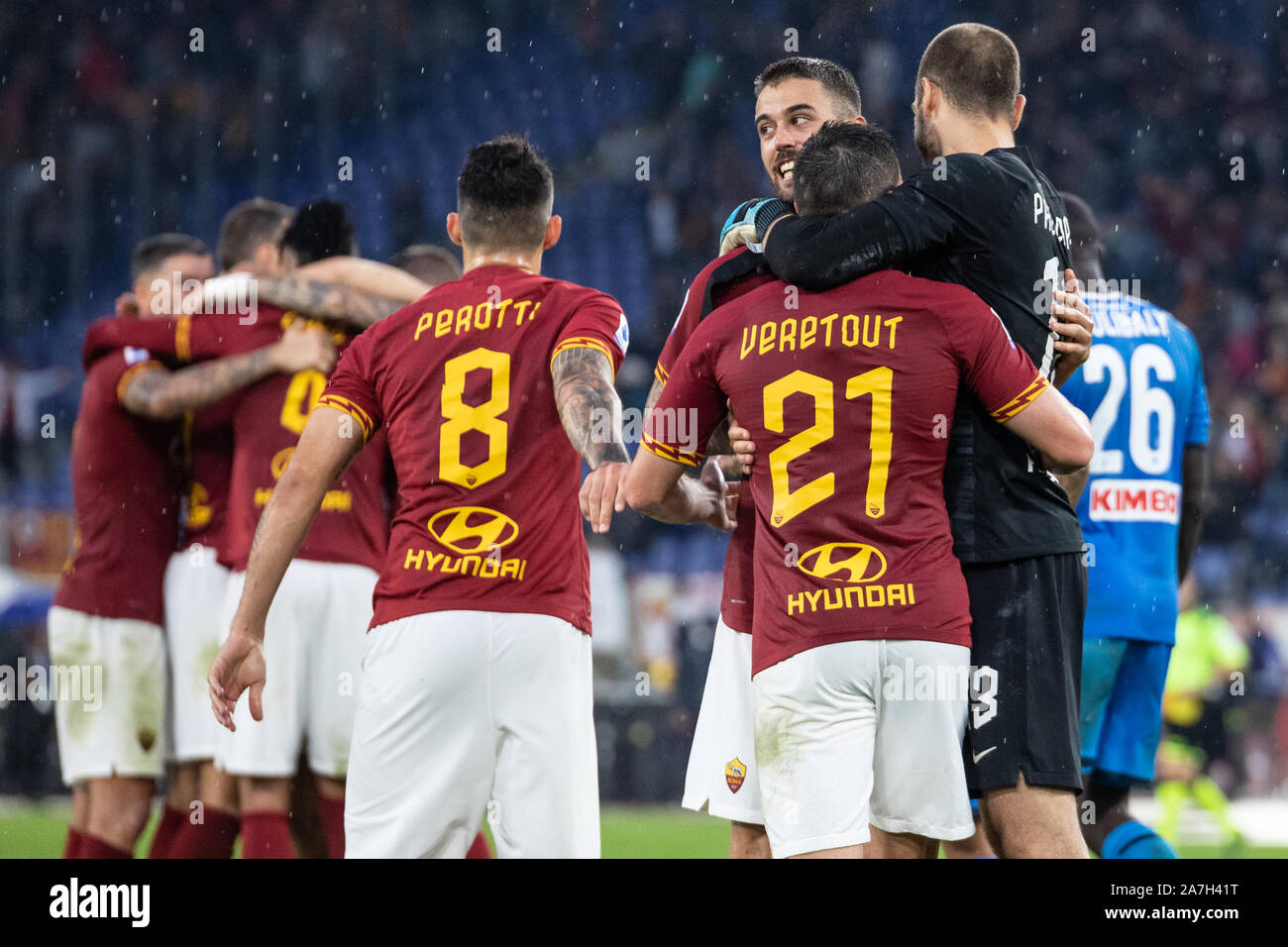 Als Roma Spieler feiern nach dem Abpfiff des Gleichen während einer italienischen Fußball Match zwischen AS Roma und SSC Napoli im Stadio Olimpico in Rom. (Endstand; AS Roma 2:1 SSC Neapel) Stockfoto