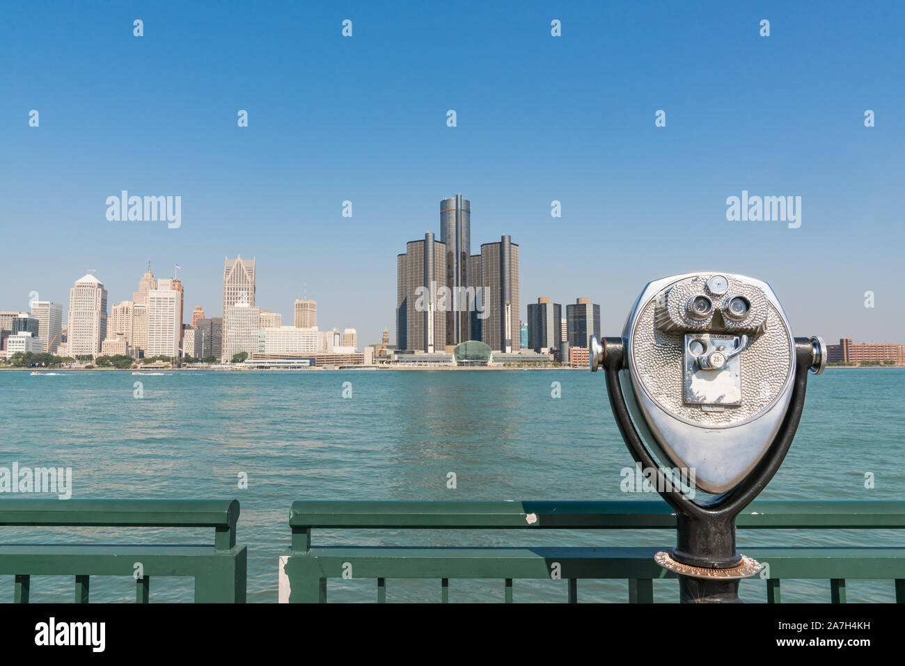 Skyline von Detroit, Michigan, über den Detroit River mit binocular Viewer Stockfoto