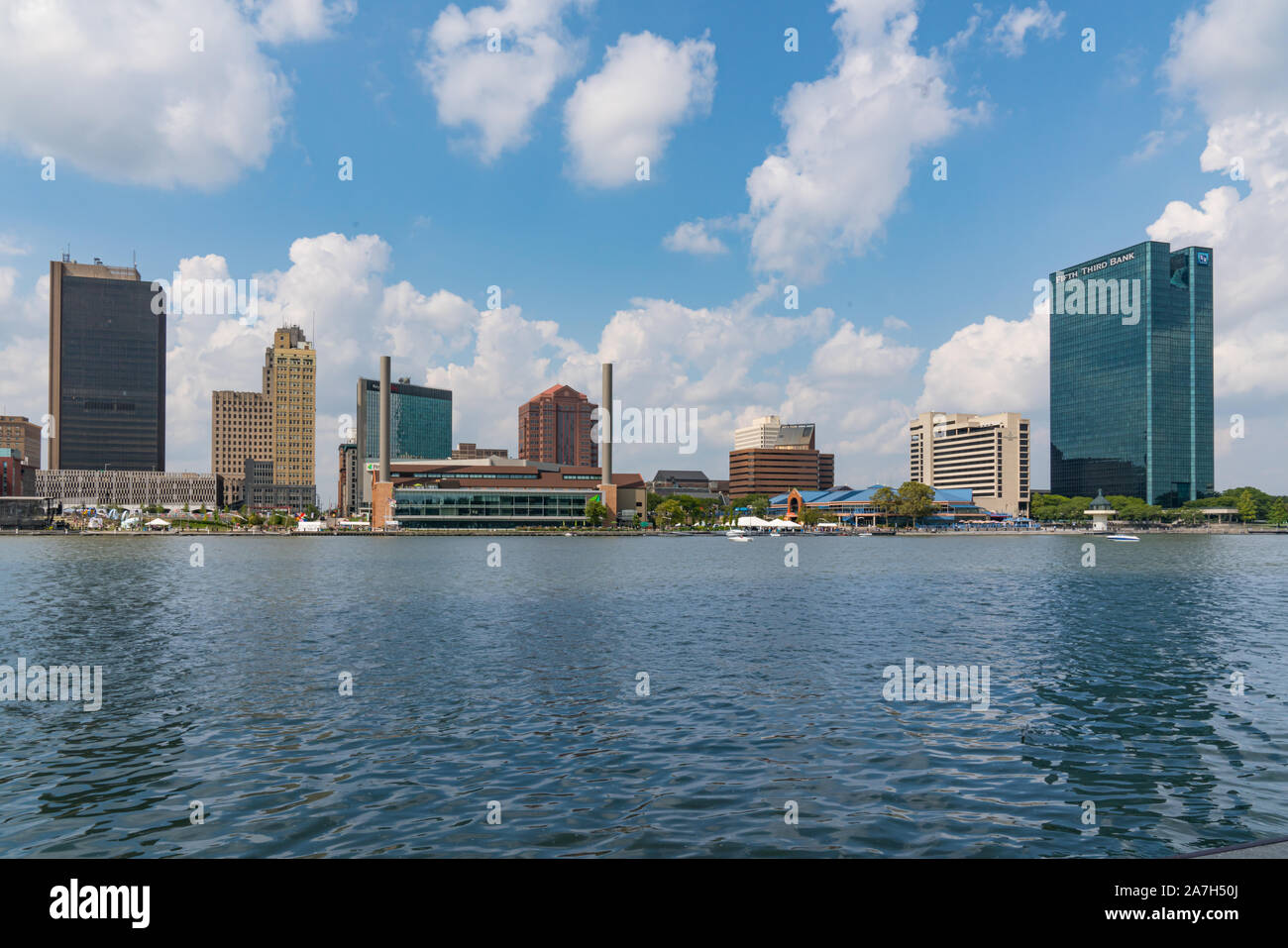Toledo, OH - September 21, 2019: Skyline von Toledo, Ohio entlang der Maumee River Stockfoto