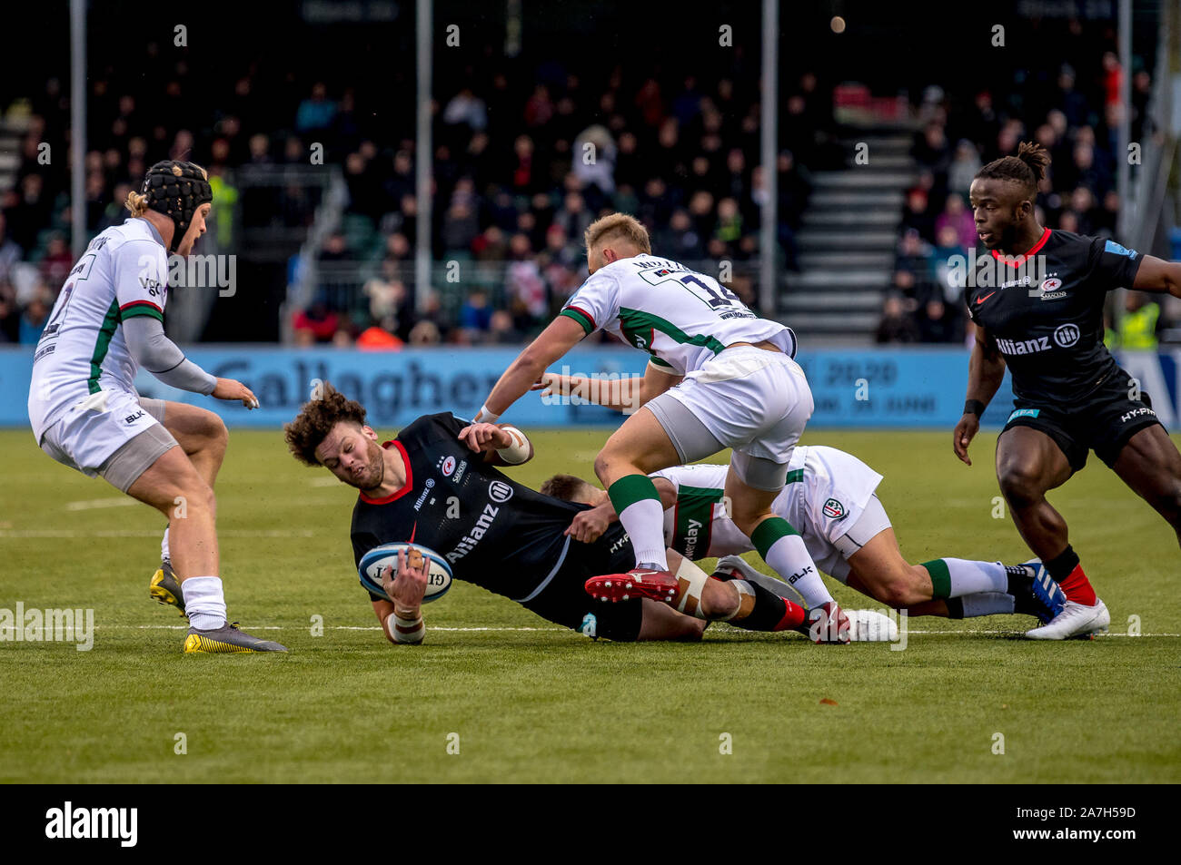 London, Großbritannien. 02 Nov, 2019. Duncan Taylor der Sarazenen ist von Matt Williams von London Irish während der gallagher Premiership Rugby Match zwischen Sarazenen und London Irish in der Allianz Park, London, England in Angriff genommen. Foto von Phil Hutchinson. Credit: UK Sport Pics Ltd/Alamy leben Nachrichten Stockfoto