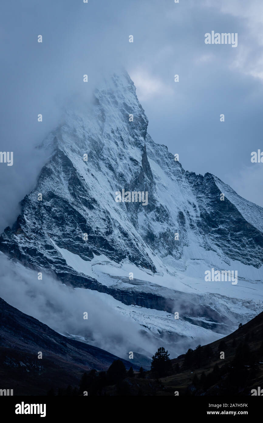 Matterhorn in Wolken bei Sonnenuntergang abgedeckt Stockfoto