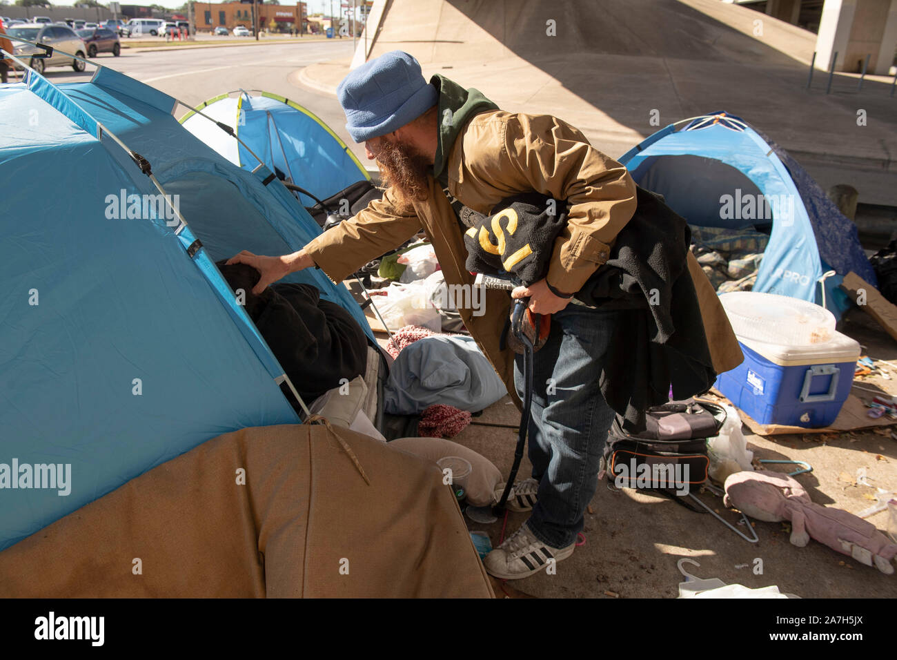 Tage vor einer drohenden Niederschlagung von Texas Gouverneur Greg Abbott auf öffentlichen Vorfahrt camping, obdachlose Texans die Governor's und Highway Department Aktionen in Austin erwarten. Die meisten sind sich nicht sicher, wo Sie als lokalen Schutz gehen sind über die eigentliche Kapazität hinaus ausgelastet. Stockfoto