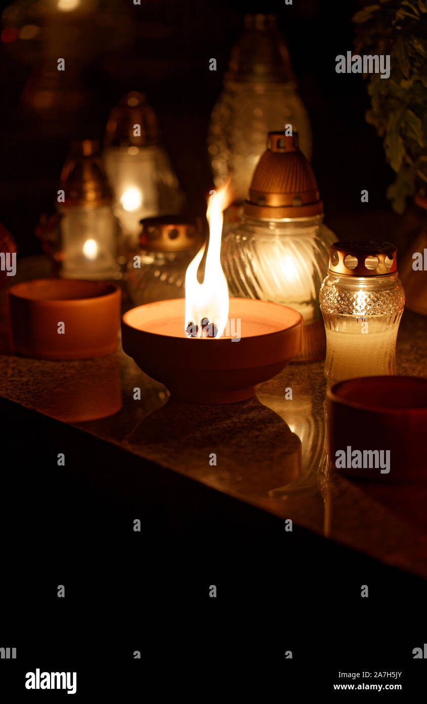 Kerze auf einem Friedhof während der Allerheiligen Nahaufnahme Stockfoto