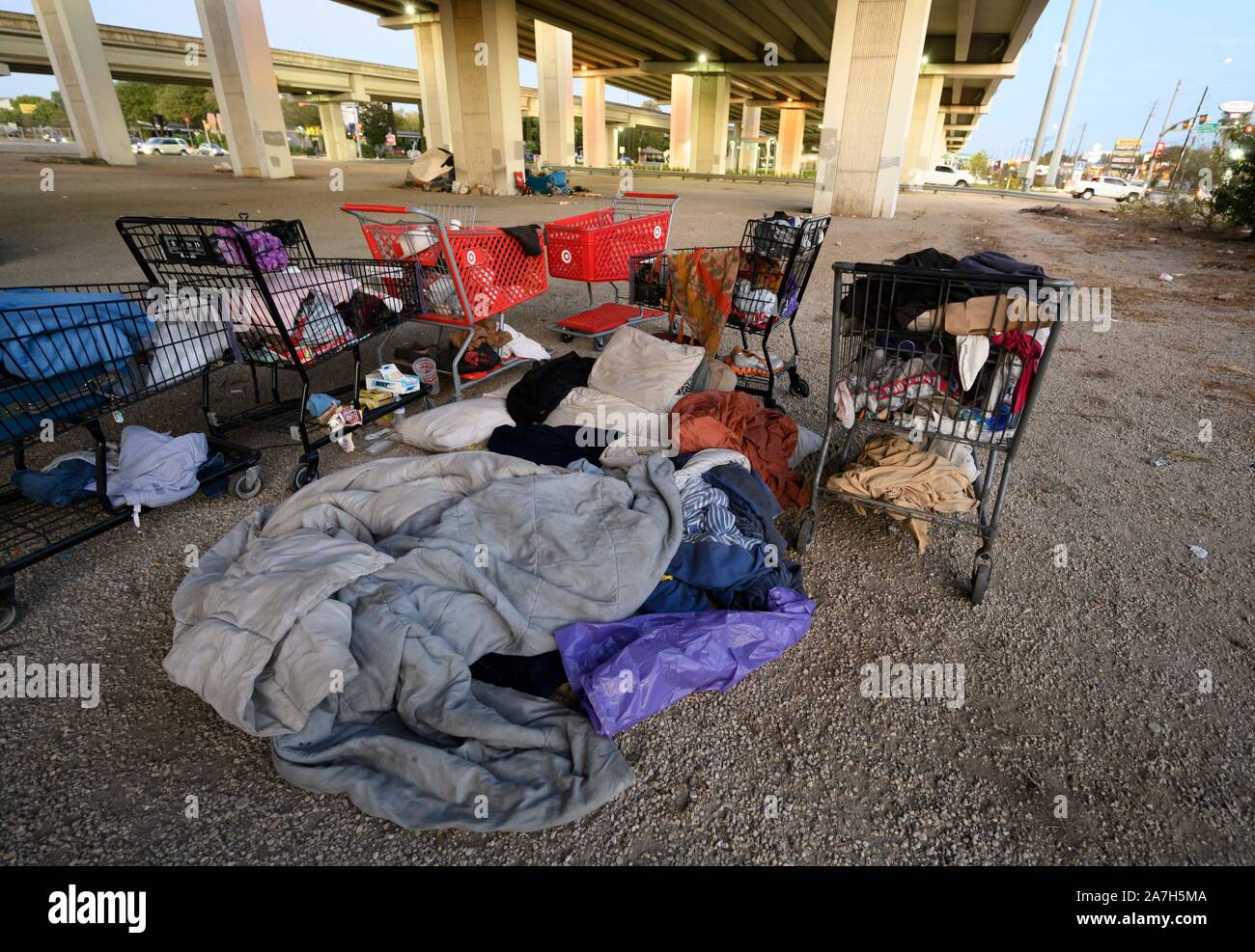 Tage vor einer drohenden Niederschlagung von Texas Gouverneur Greg Abbott auf öffentlichen Vorfahrt camping, obdachlose Texans die Governor's und Highway Department Aktionen in Austin erwarten. Die meisten sind sich nicht sicher, wo Sie als lokalen Schutz gehen sind über die eigentliche Kapazität hinaus ausgelastet. Stockfoto