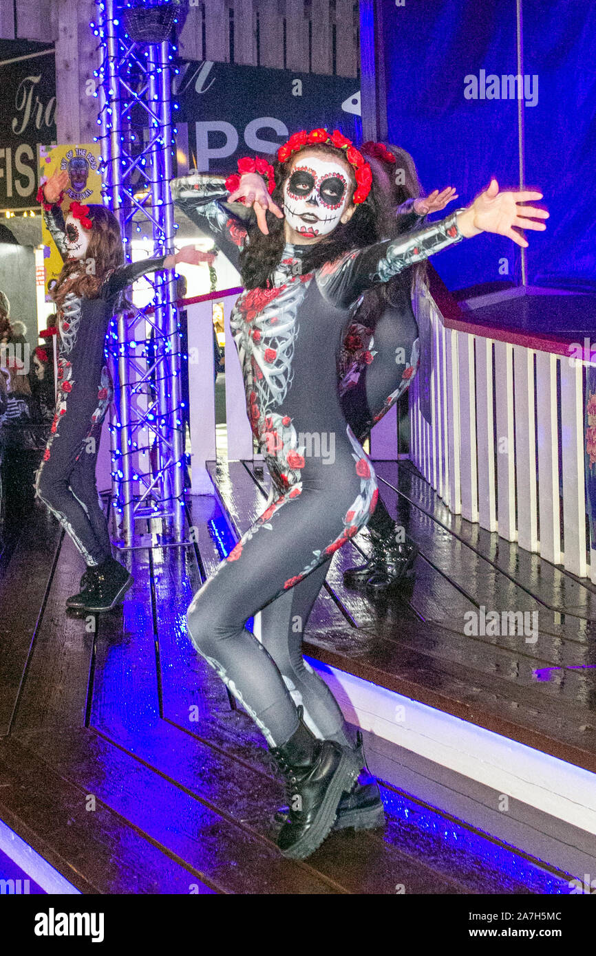 Creo Tanzkompanie in Southport, Merseyside.Day of the Dead' Festival – November ist der Austragungsmonat des mexikanischen Tages der Toten – und Southport Pleasureland inszenierte die mexikanische Feier mit explosiven Farben und lebhaften Festlichkeiten in einem fest für die Sinne mit einer Vielzahl fantastischer Tänzer. Stockfoto