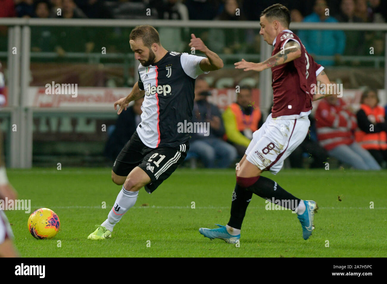 2. November 2019; Grande Torino Olympischen Stadion, Turin, Piemont, Italien; Serie A Fußball, Torino gegen Juventus Turin; Gonzalo Higuain von Juventus Turin hat einen Schuß am Ziel vorbei Baselli von Turin - Redaktionelle Verwendung Stockfoto