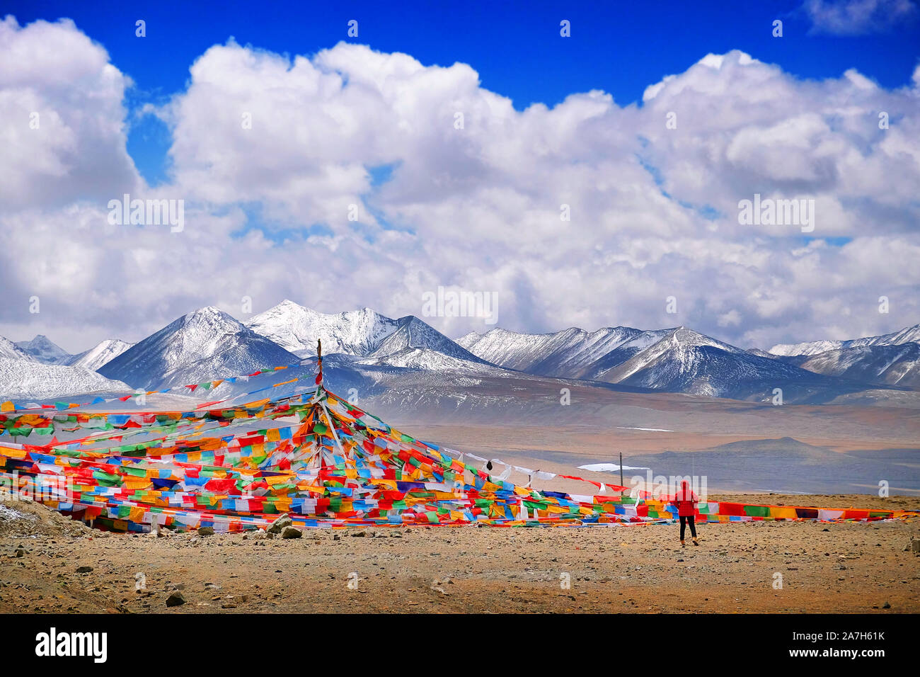 Tibetische betet Fahnen gegen den Himalaya Berge von Schnee bedeckt, vor einem blauen Himmel. Stockfoto
