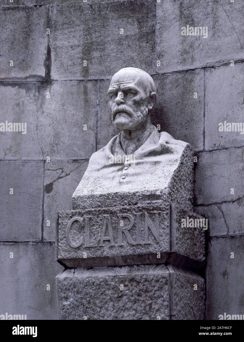 CAMPO S FRANCISCO - MONUMENTO A LEOPOLDO ALAS (CLARIN). Ort: CAMPO DE SAN FRANCISCO. Spanien. Stockfoto