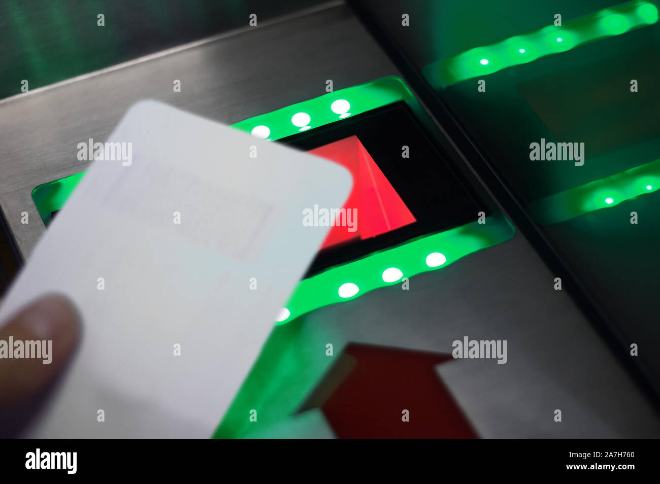 Flight Passenger scannen Bordkarte für den Check in Eintrag Flugzeug am Gate Stockfoto