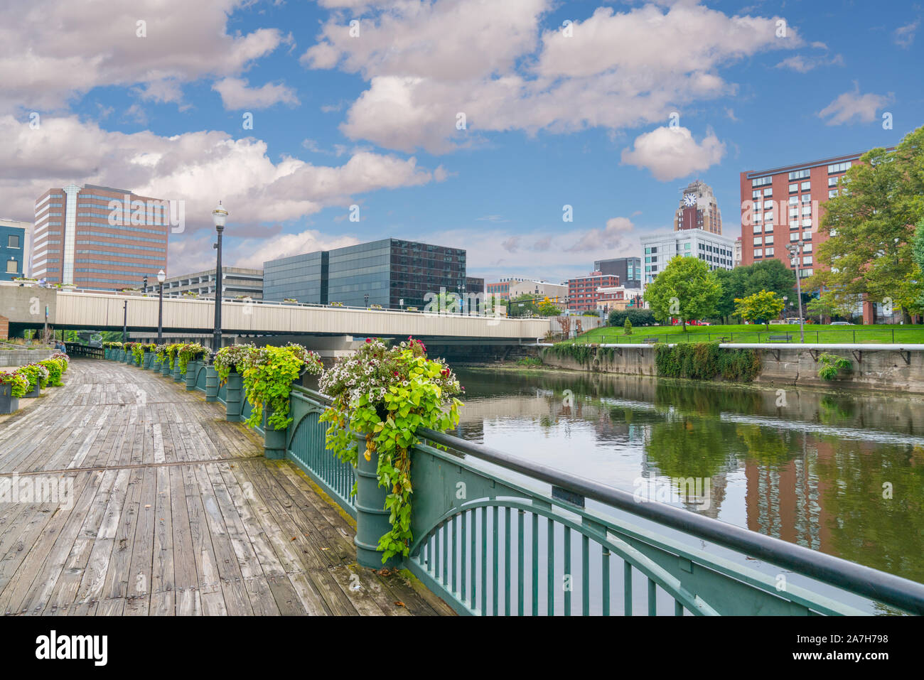 Skyline von Lansing, Michigan entlang dem Grand River Stockfoto