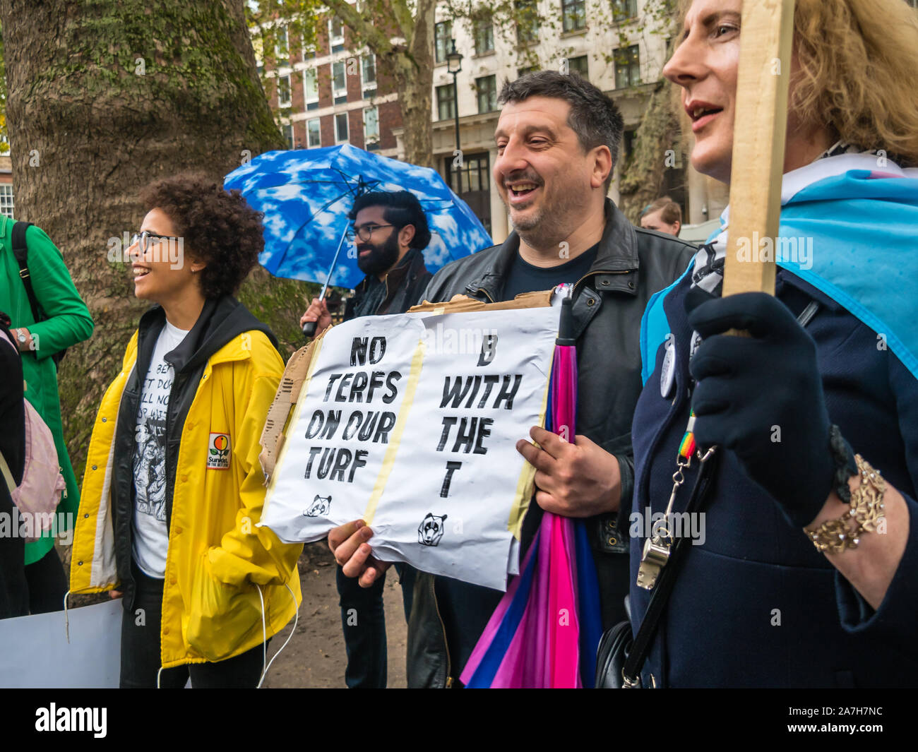 London, Großbritannien. 2. November 2019. 'No Terfs auf unserem Turf". Ein Protest in Soho Square gegen die Aktivitäten eines neuen Hass Gruppe fördert transphobia, sich selbst aufruft, die "LGB-Allianz" und behauptet, es ist LGB Menschen schützen. Der Protest wies darauf hin, dass die trans- und nicht-binären Menschen haben immer ein Teil der homosexuellen Gemeinschaft, und spielte eine wichtige Rolle im Kampf für die Rechte von Homosexuellen und es ist kein Platz für solche bi-Phobie und Gay-separist Ansichten in der Gay Community. Peter Marshall / alamy Leben Nachrichten Stockfoto